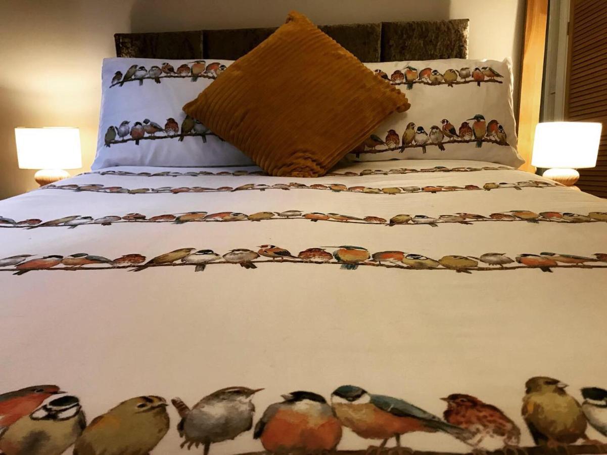 Clarabel'S Guest House- The Nook Wombourn ภายนอก รูปภาพ